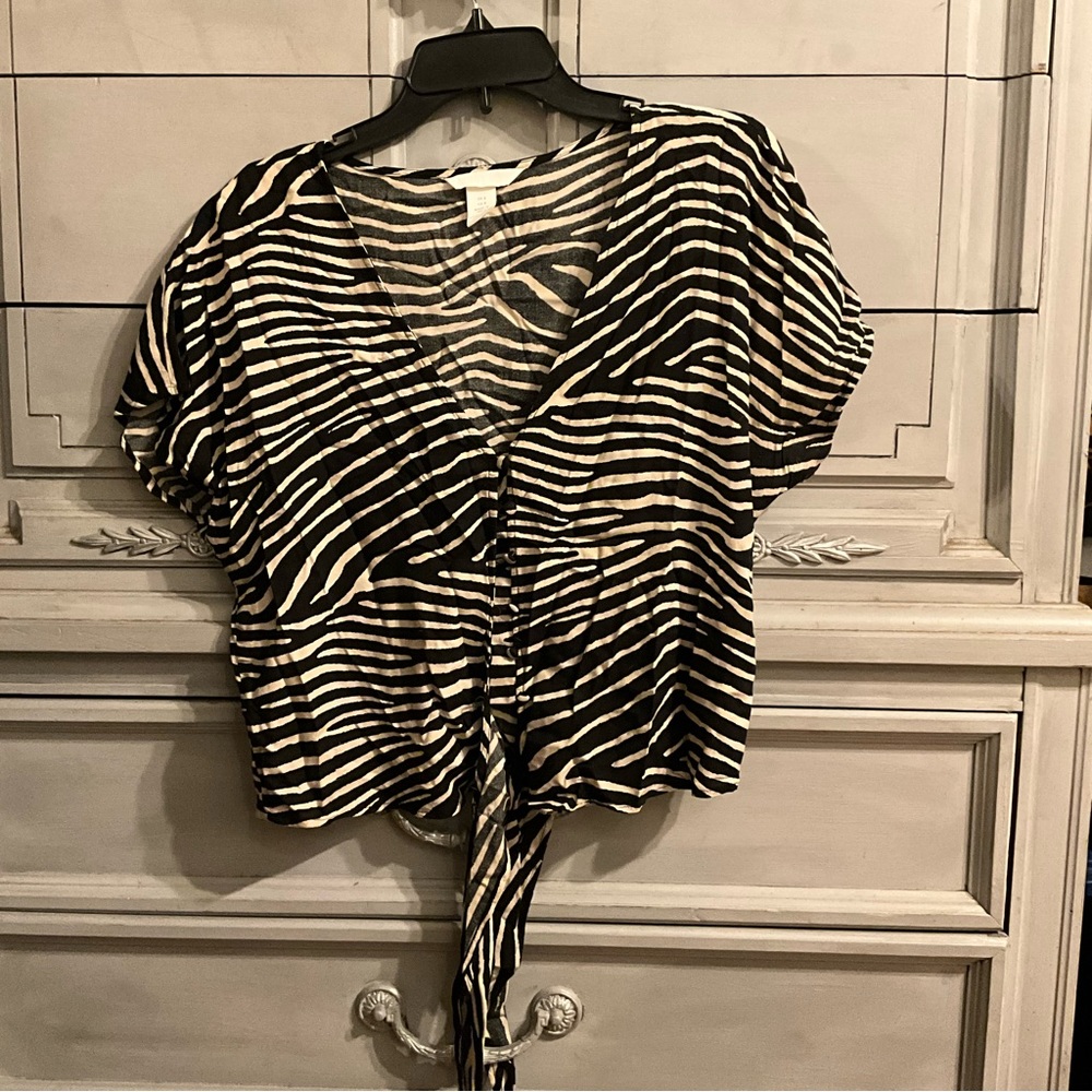 Size M, H&M Leopard Print Cropped Button-Down, Tie in the Front